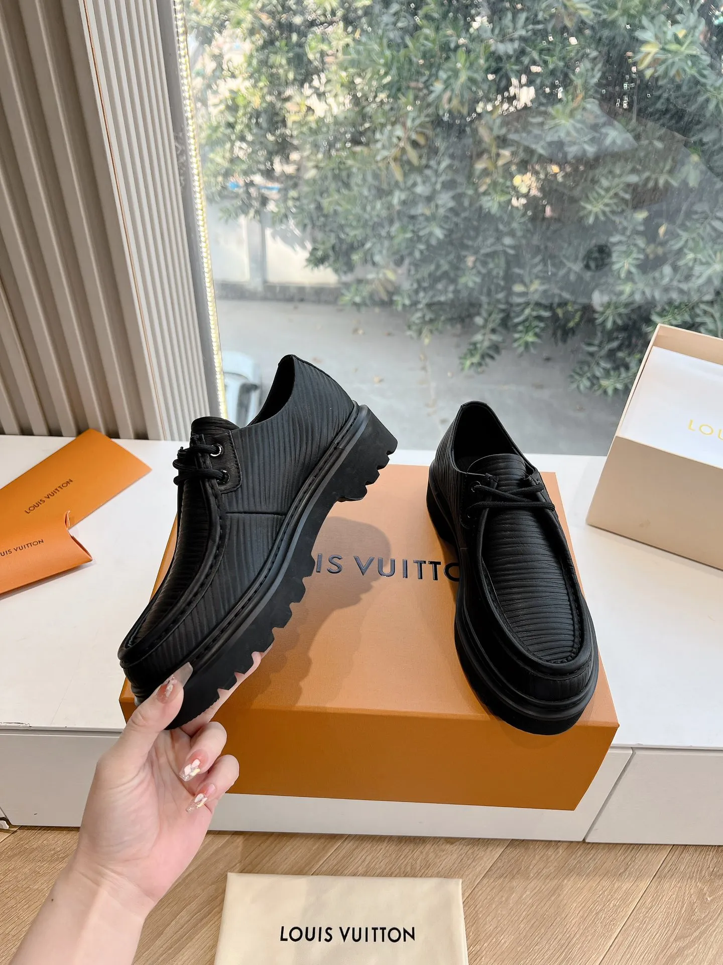 👟👟Ex-factory price 720👟👟 What you see is what you get G199 top version Louis Vuitto Louis Vuitton LV donkey brand L Carrefour shoes Archlight classic Skate sports and leisure thick-soled shoes Your LV outfit is shared today Louis Vuitton Presbyopic thick-soled loafers Original purchase and development Production Original purchase and development Production This LV Archlight sneaker is from Cut from cow leather in a playful shape. Double laces embellished with Louis Vuitton logo beading. The wide tongue and wavy outsole establish recognition, both are decorated with the LV Circle logo ▪️Fabric: Original imported original material ▪️Inner lining: Original customized lining ▪️Sole: Original molded genuine ▪️Size: Women's 35-45 (please note male and female when ordering at 39.40, 45 is not refundable or exchangeable for customization)